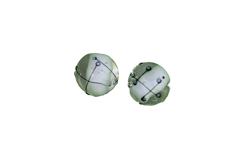 Perle en verre d'artisan - ronde - centre blanc transparent - lignes noire x 2