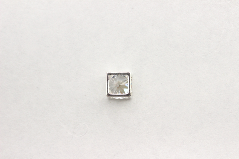 Intermédiaire carré avec un zircon - en argent 925