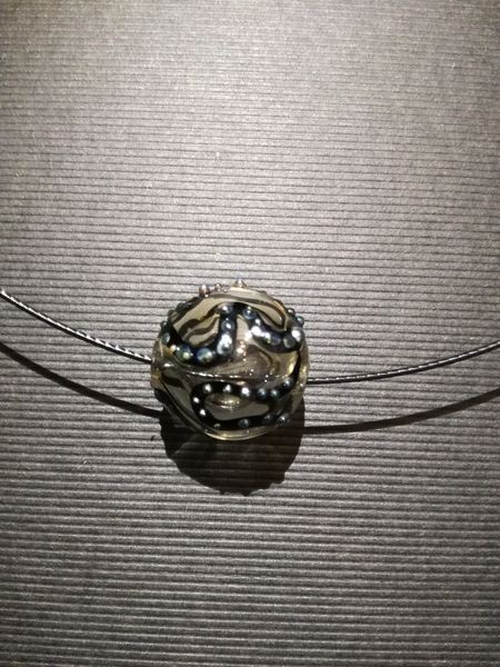 Pendentif 1 perles d'artisan - transparente fil noir à point argenté