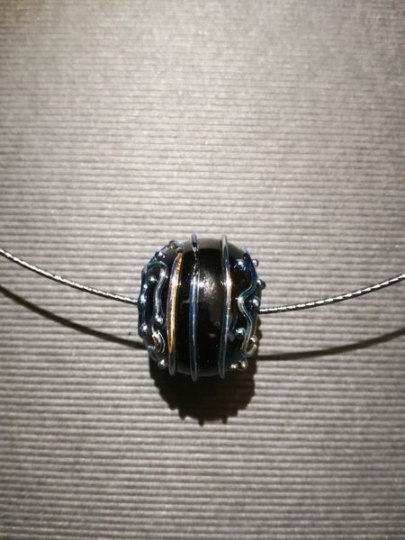 Pendentif 1 perles d'artisan -noir fil bleu métallique