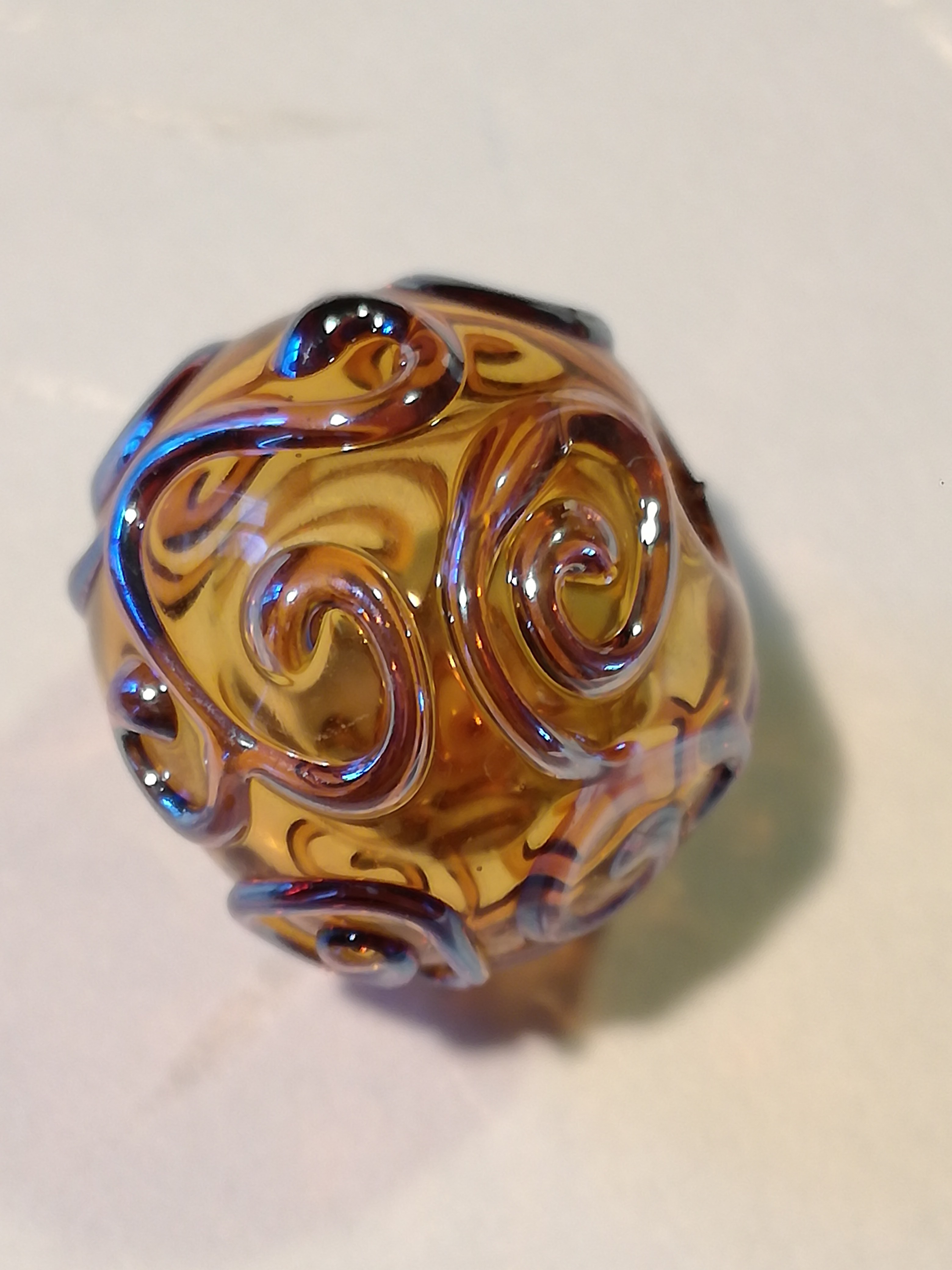 "Perle ronde en verre "golden magic" gothique"