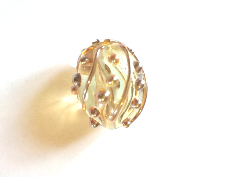 "Perle ovale en verre "golden magic" gothique"