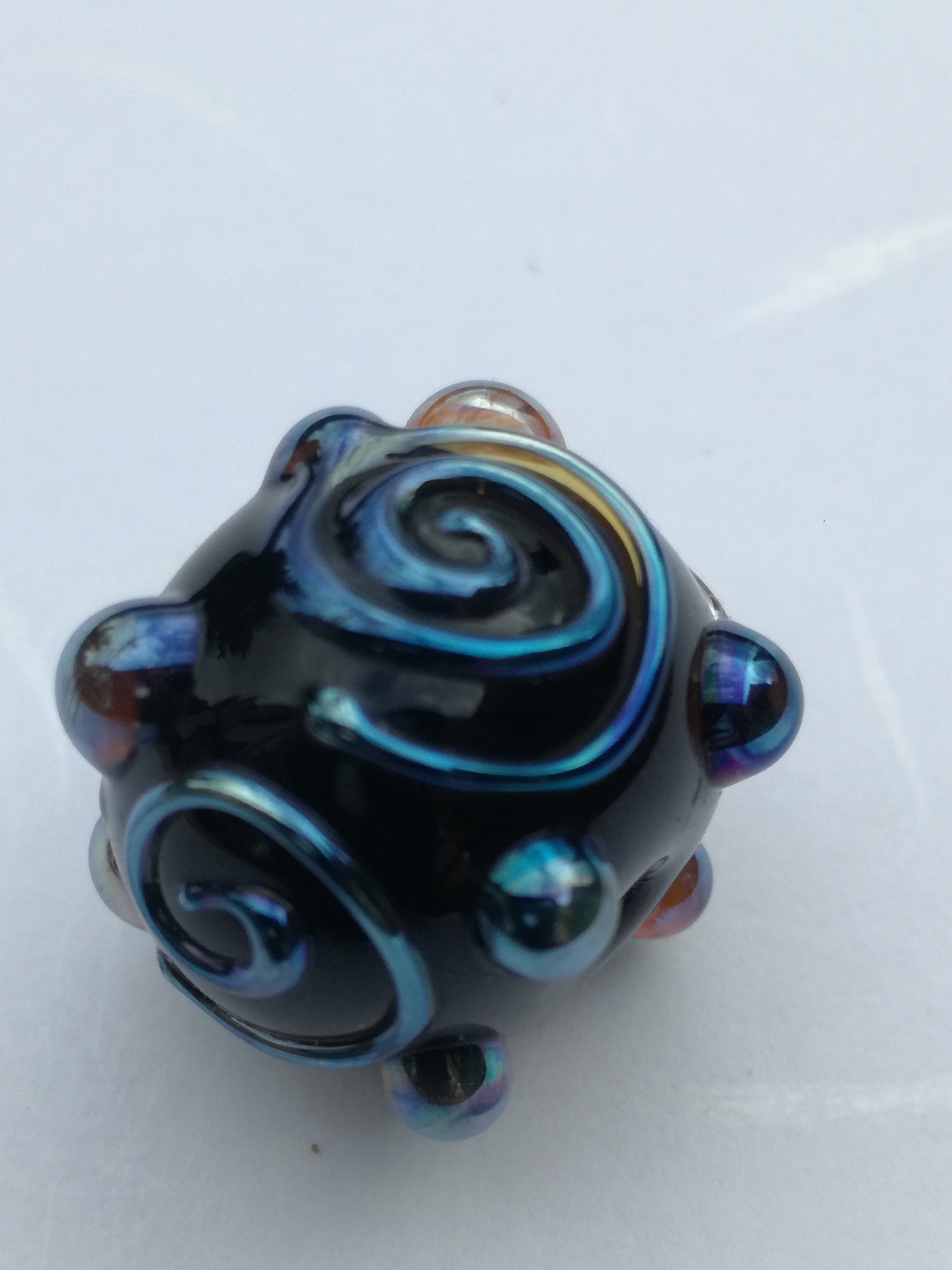 Perle en verre d'artisan ronde - noir décoration gothique - bleu métallique