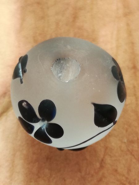 Perle en verre d'artisan ronde - blanc transparant et noir -fleur