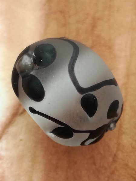 Perle en verre d'artisan ronde - blanc transparant et noir -fleur