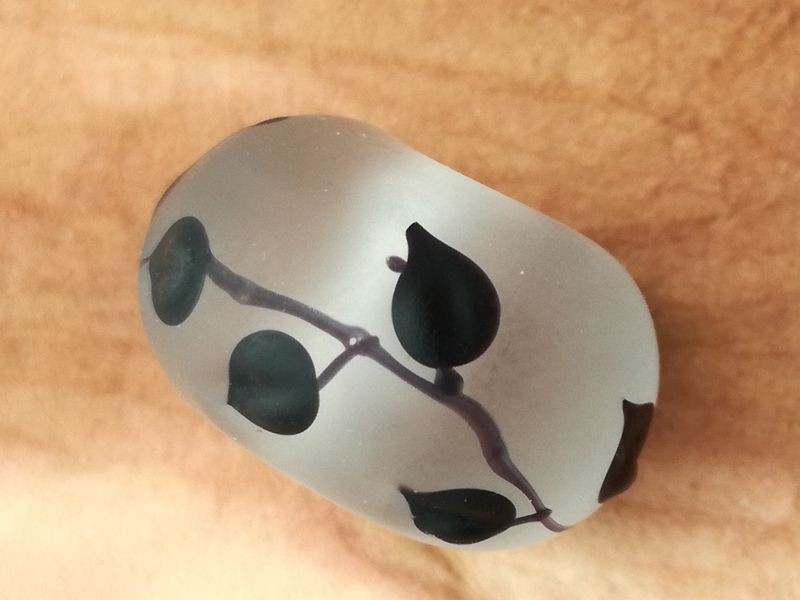 Perle en verre d'artisan ronde - blanc transparant et noir - feuilles