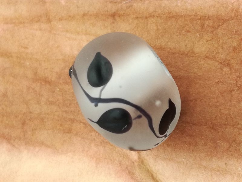 Perle en verre d'artisan ronde - blanc transparant et noir - feuilles