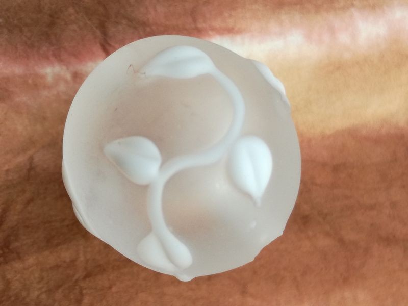 Perle en verre d'artisan ronde - blanc transparant et blanc - feuilles