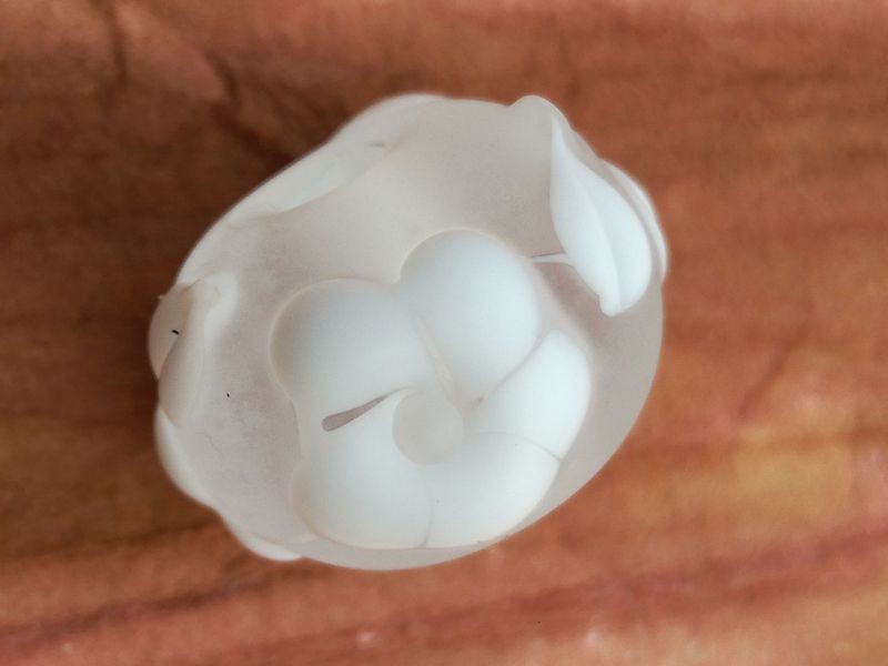 Perle en verre d'artisan ronde - blanc transparant et blanc - fleurs
