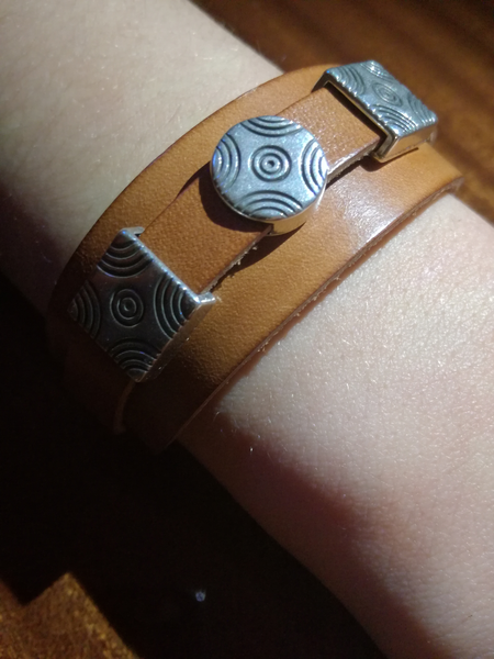 bracelet fini en cuir beige à personnaliser à volonté