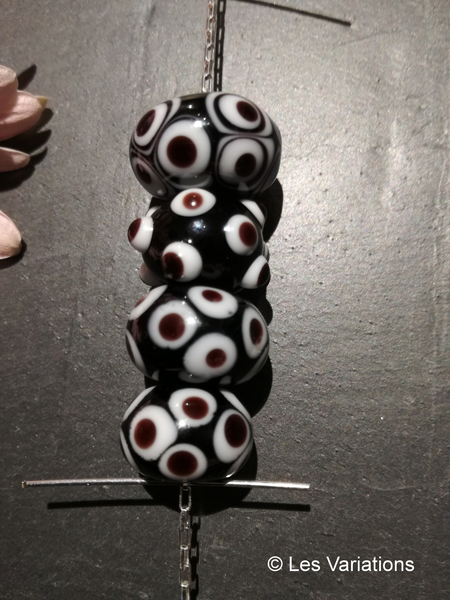 4 Perles en verre d'artisan ronde noir point blanc et brun