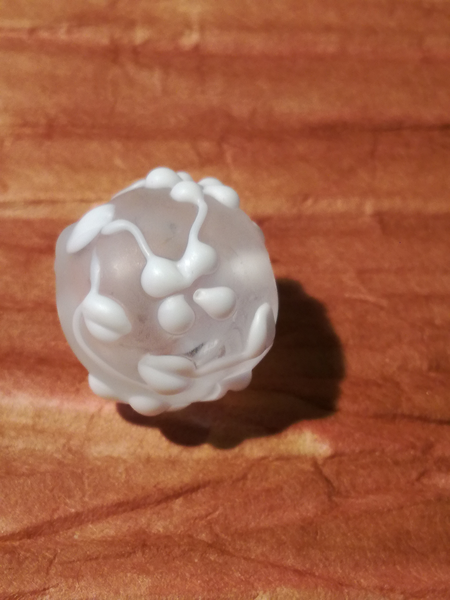Perle en verre d'artisan ronde - blanc transparant et blanc - fleurs