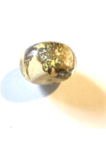 Perle en verre d'artisan ronde - couleur ivoire entouré d'une feuille d'argent