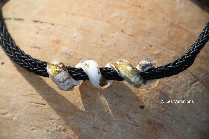Collier de verre les spirales perle blanche - feuille d'argent