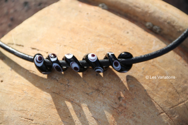 Collier de verre les spirales perle noir points blancs