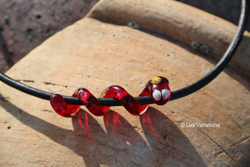 Collier de verre les spirales - Le serpent rouge - feuille d'argent