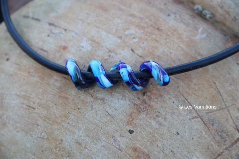 Collier de verre les spirales - différents bleus