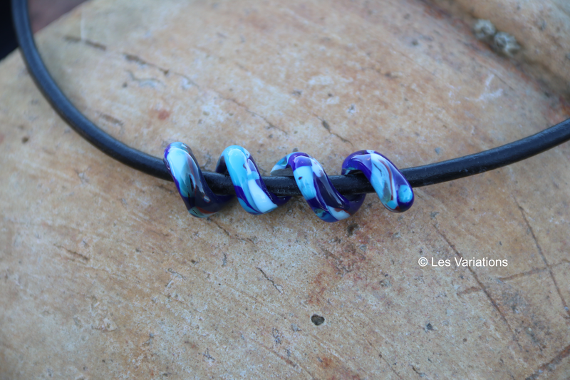 Collier de verre les spirales - différents bleus