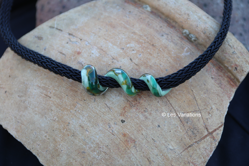 Collier de verre les spirales - différents verts