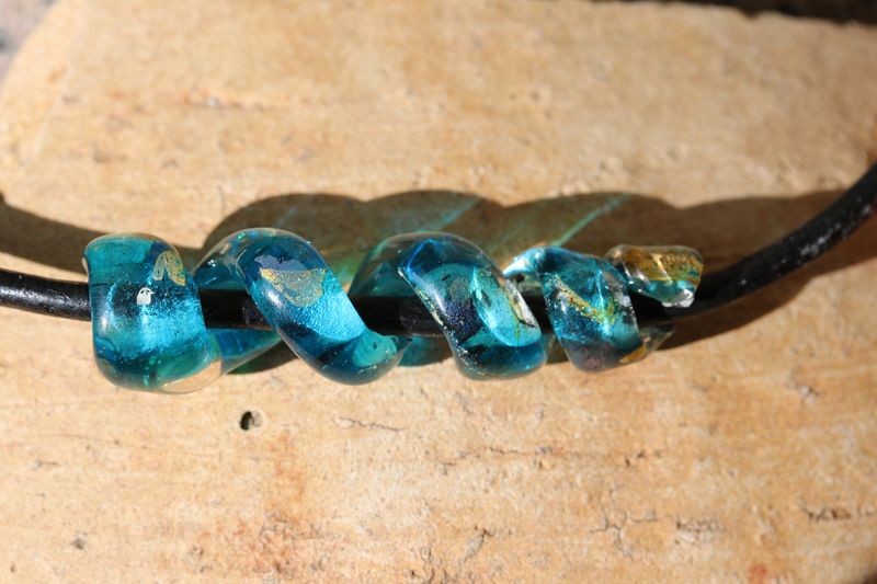 Collier de verre les spirales - turquoise transparent - feuille d'argent