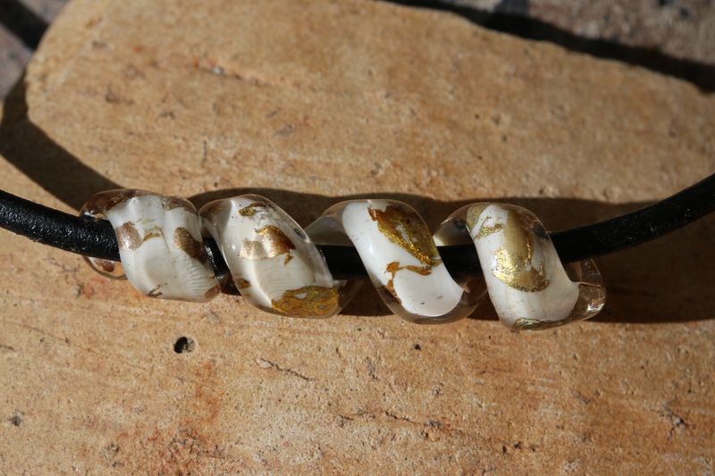Collier de verre les spirales - blanc - feuille d'argent