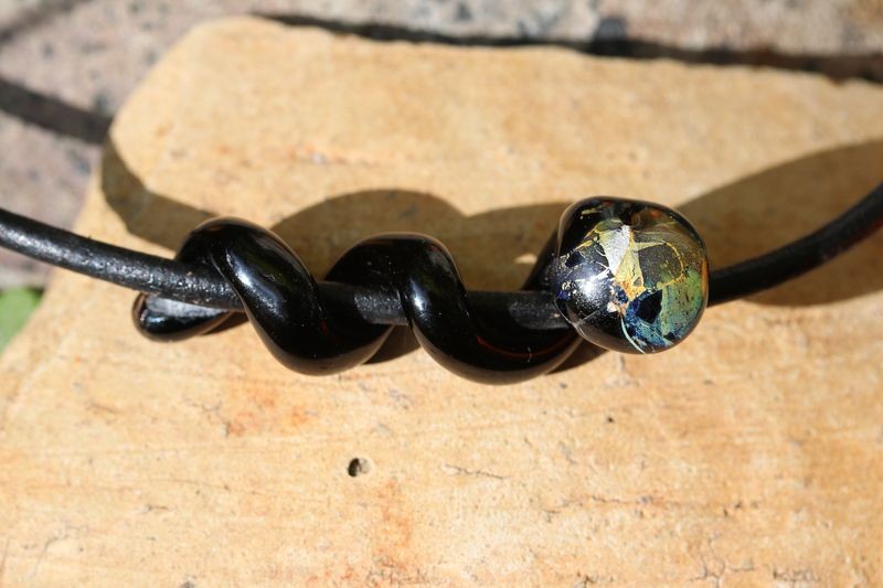 Collier de verre les spirales - noir - feuille d'argent