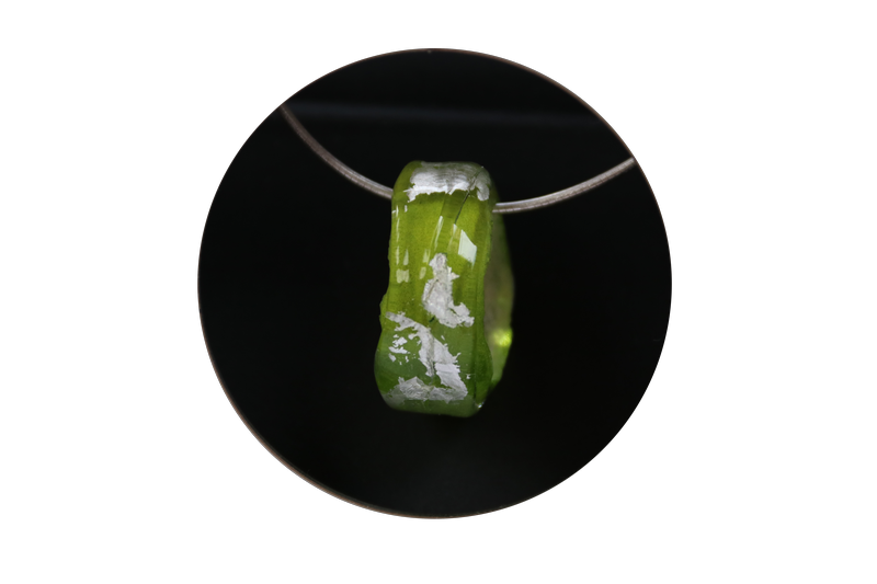Pendentif en verre vert et feuille d'argent