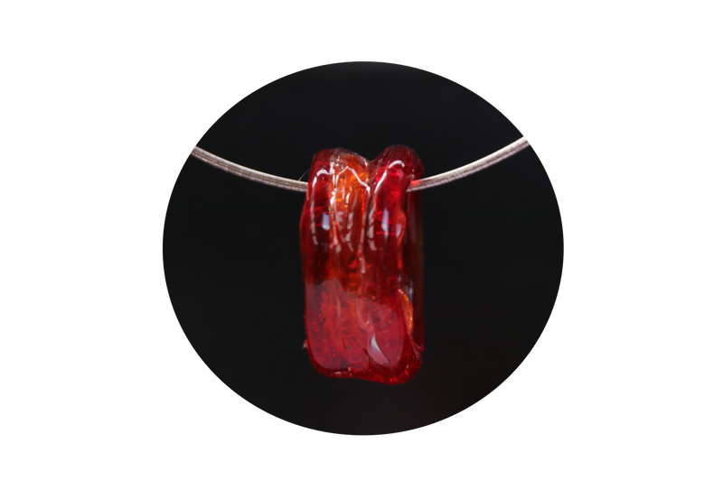 Pendentif en verre rouge
