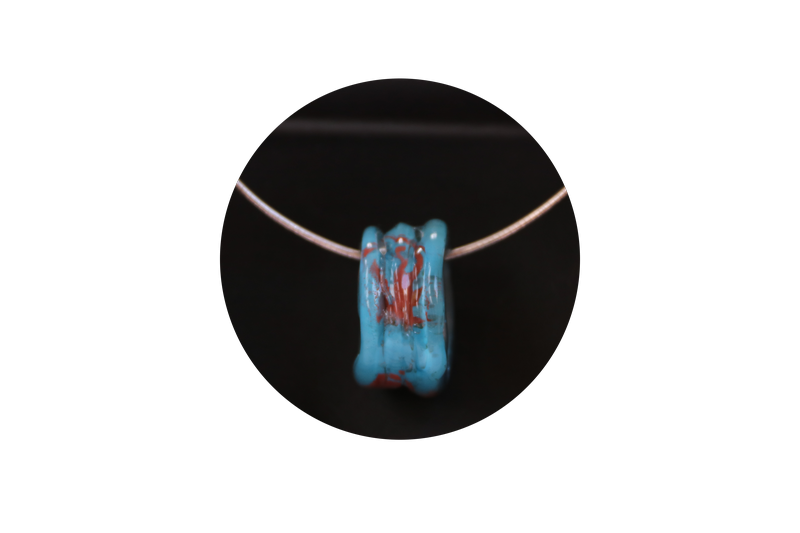 Pendentif en verre bleu turquoise rouge