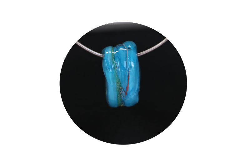 Pendentif en verre bleu turquoise rouge
