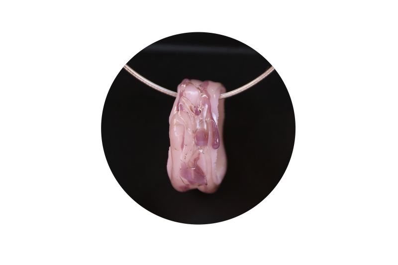 Pendentif en verre rose
