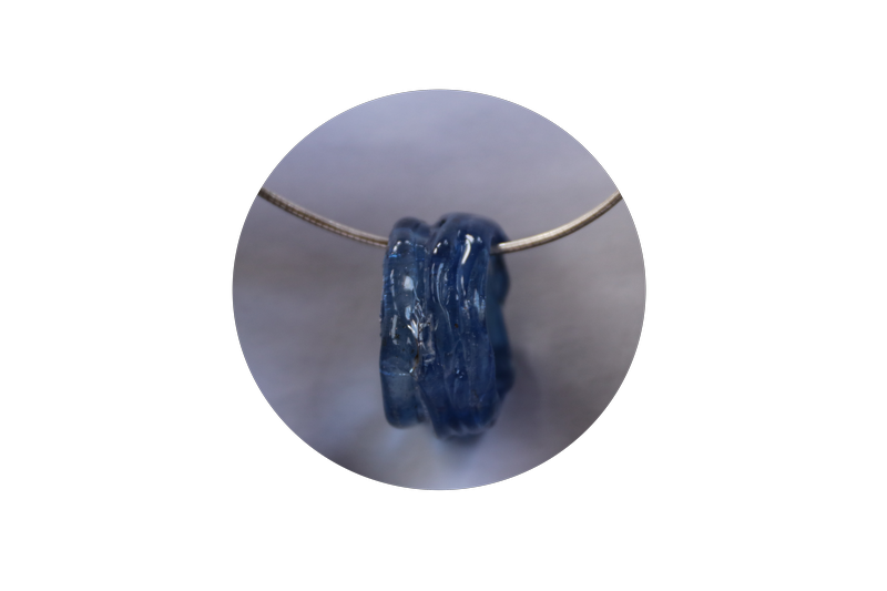 Pendentif en verre bleu acier