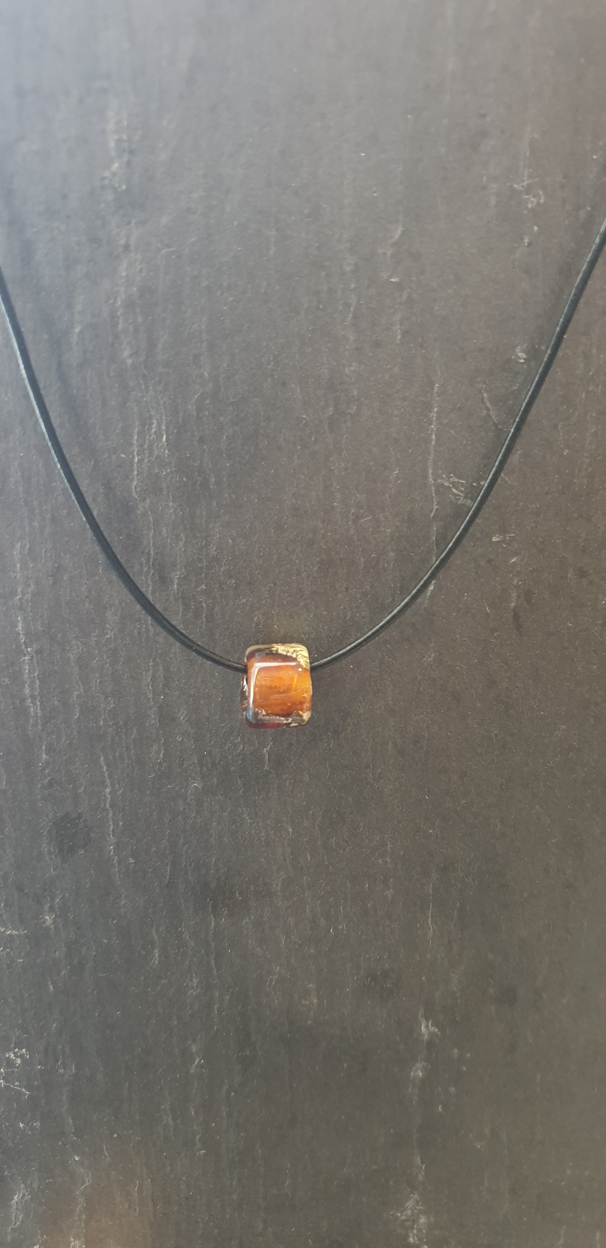 Pendentif en verre brun avec feuille d'argent