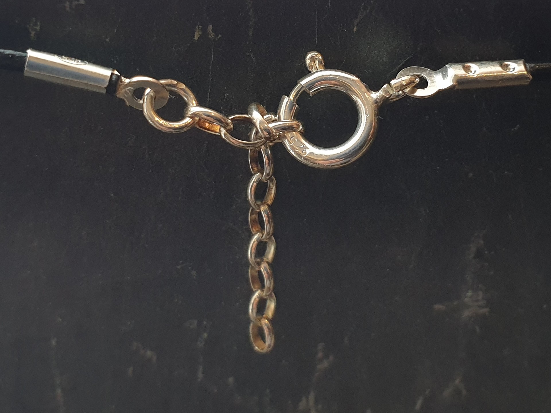 Pendentif en verre vert et feuille d'argent