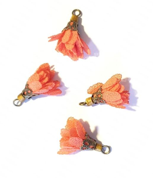 Pendentif fleur tissu rose avec anneau d'attache
