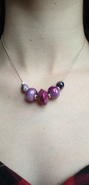 Magnifique collier composé de perles de céramique fuchsia