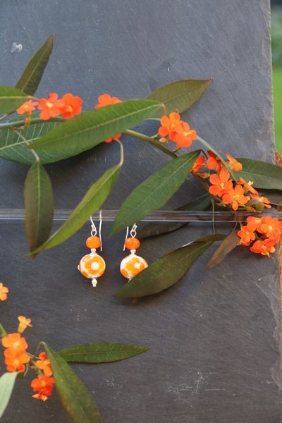 boucles d'oreille en perles d'artisan blanche - fleur orange - collection Vintage