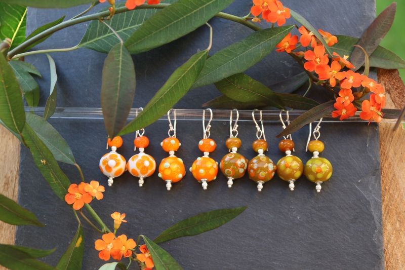 boucles d'oreille en perles d'artisan blanche - fleur orange - collection Vintage
