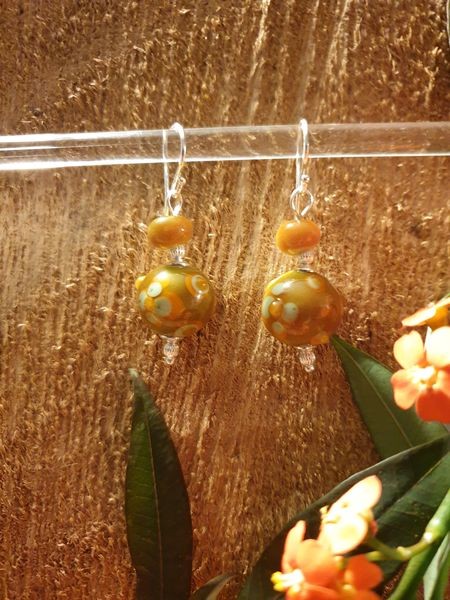 Boucles d'oreille en perles d'artisan Kaki - fleur verte / orange - collection Vintage