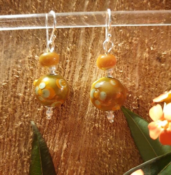 Boucles d'oreille en perles d'artisan Kaki - fleur verte / orange - collection Vintage