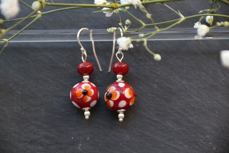 Boucles d'oreille en perles d'artisan avec fleur rouge - collection Vintage