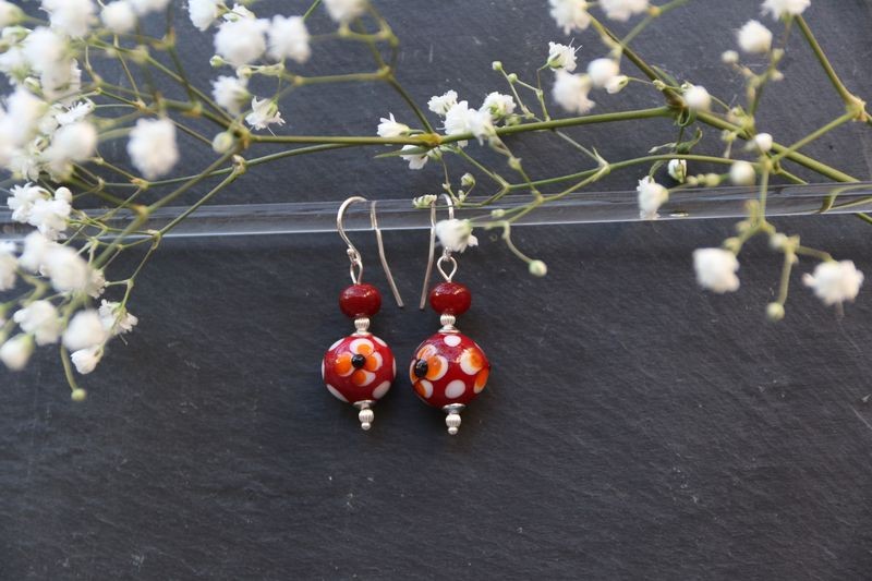 Boucles d'oreille en perles d'artisan avec fleur rouge - collection Vintage