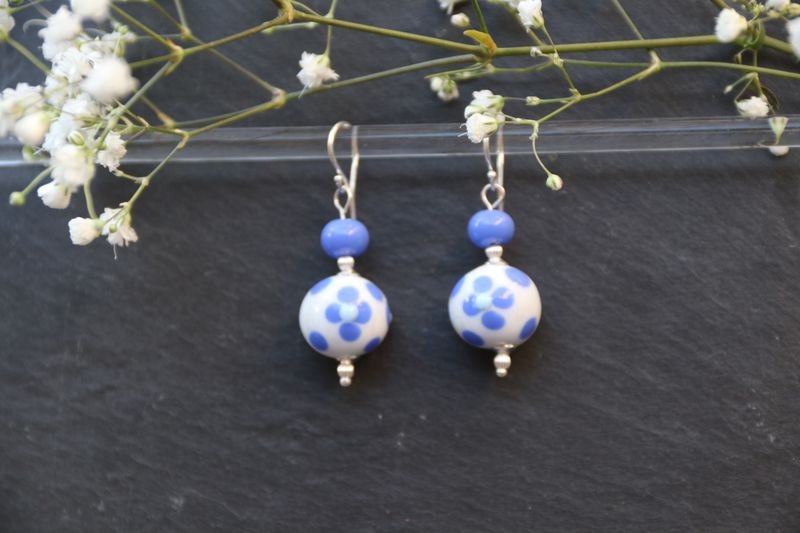 Boucles d'oreille en perles d'artisan blanc avec fleur bleu - collection Vintage