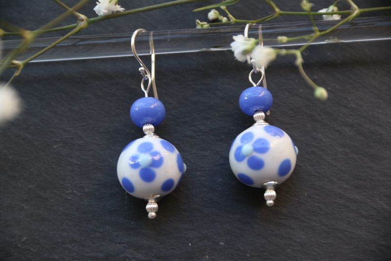 Boucles d'oreille en perles d'artisan blanc avec fleur bleu - collection Vintage