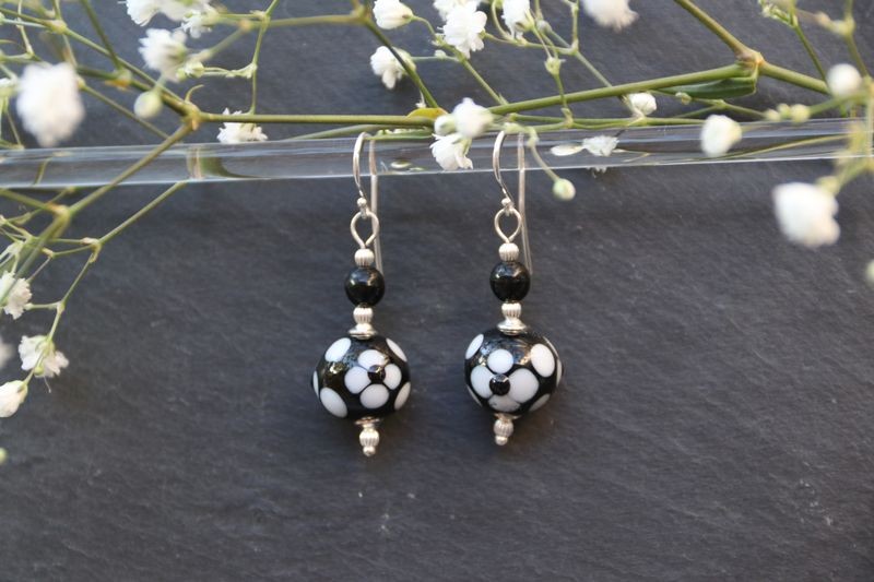 Boucles d'oreille en perles d'artisan noir et blanc- collection Vintage