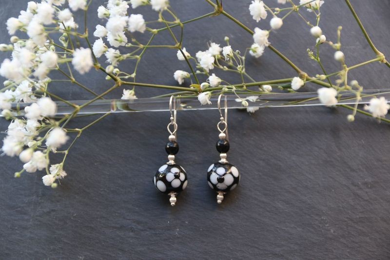 Boucles d'oreille en perles d'artisan noir et blanc- collection Vintage