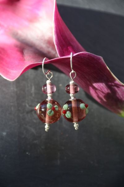 Boucles d'oreille en perles d'artisan mauve transparent fleur verte- collection Vintage