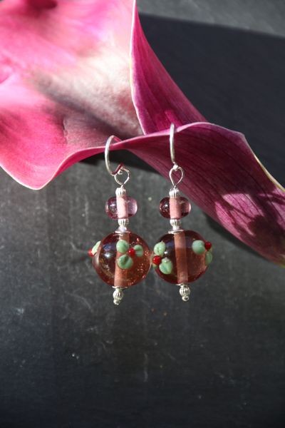 Boucles d'oreille en perles d'artisan mauve transparent fleur verte- collection Vintage