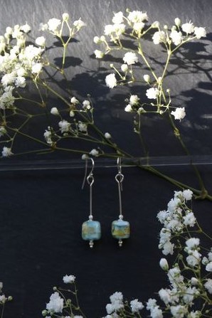 Boucles d'oreille en perles d'artisan bleu - collection feuille d'argent