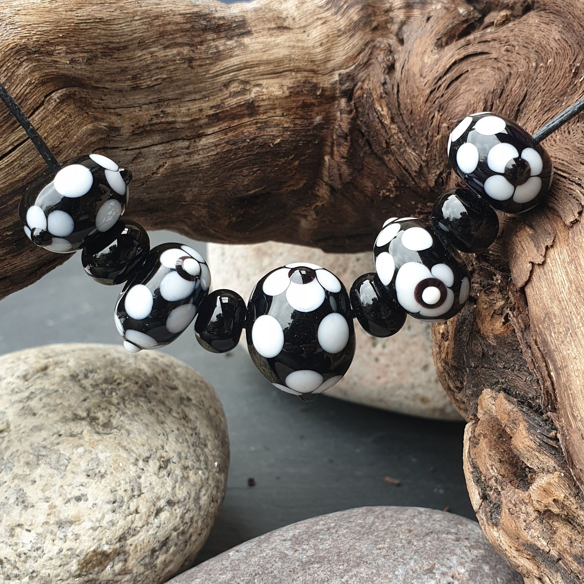 Collier de la collection des 3 fleurs - noir et blanc